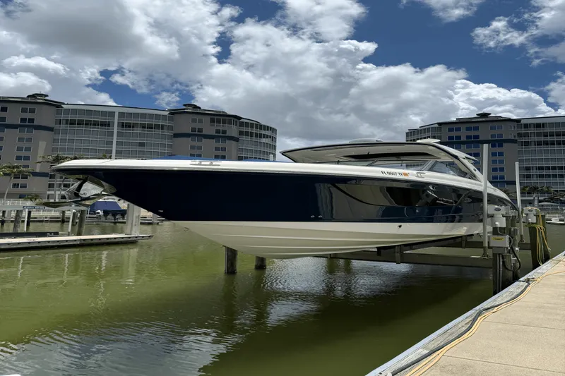 Slide: The Image of Sea Ray SLX 400 Outboard 2022 - 49