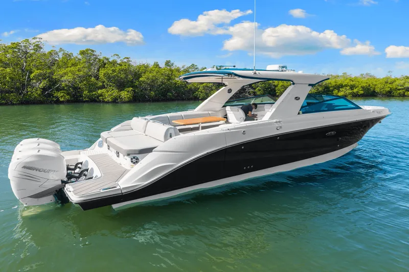 Slide: The Image of Sea Ray SLX 400 Outboard 2022 - 9