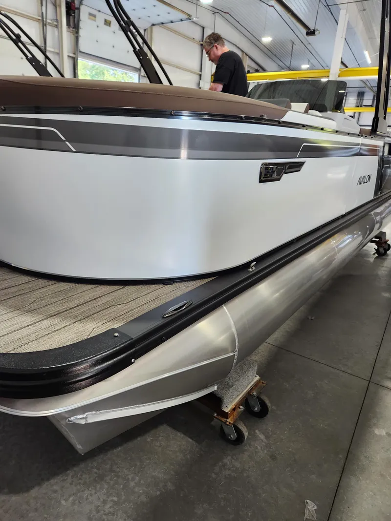 Slide: The Image of Avalon "Portofino" Avalon LSZ Elite Windshield - 23 FT Triple 2027 - 7