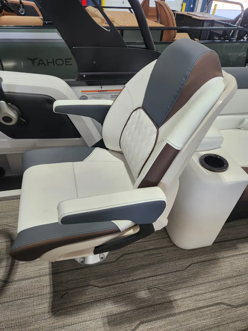 Slide: The Image of Avalon "Portofino" Avalon LSZ Elite Windshield - 23 FT Triple 2027 - 14