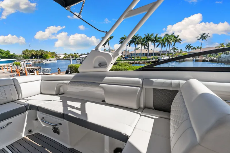 Slide: The Image of Sea Ray 290 SDX OB 2023 - 32