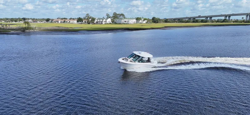 Slide: The Image of Boston Whaler 330 Vantage 2026 - 4