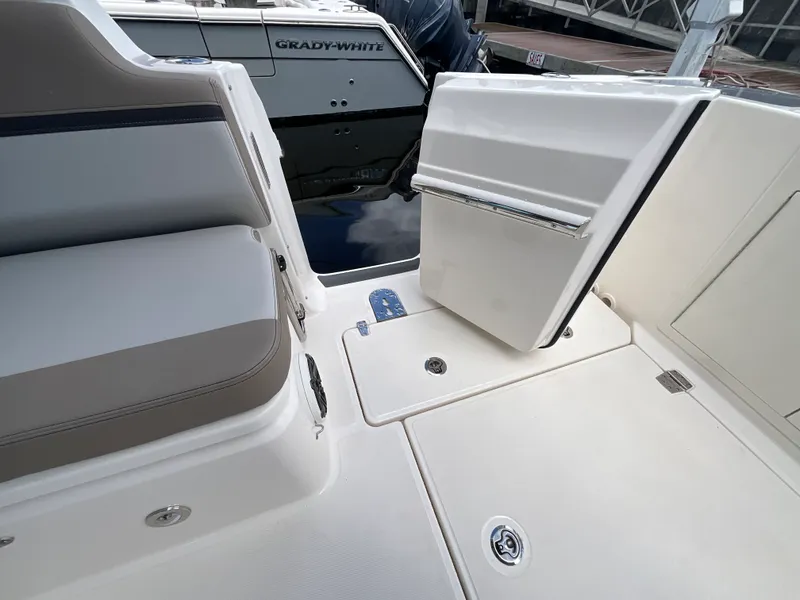 Slide: The Image of Boston Whaler 330 Vantage 2026 - 15