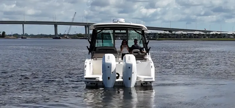 Slide: The Image of Boston Whaler 330 Vantage 2026 - 32