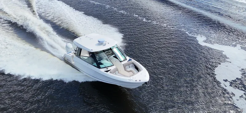 Slide: The Image of Boston Whaler 330 Vantage 2026 - 34
