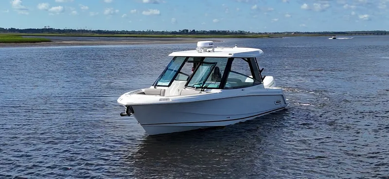 Slide: The Image of Boston Whaler 330 Vantage 2026 - 1