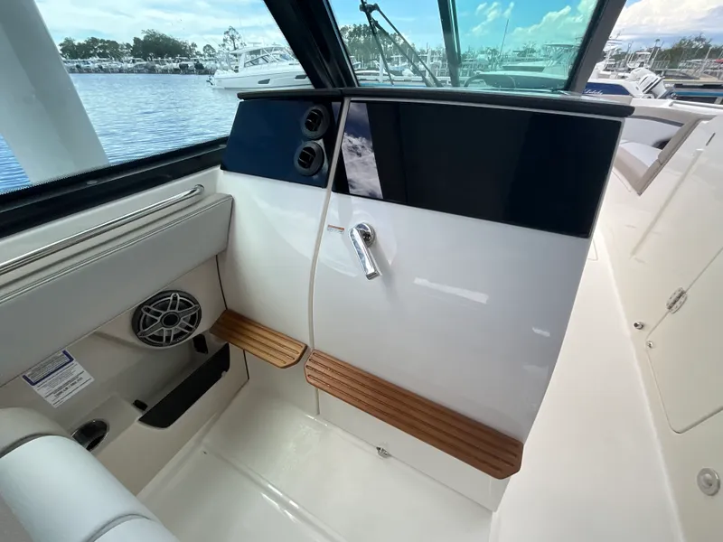 Slide: The Image of Boston Whaler 330 Vantage 2026 - 21