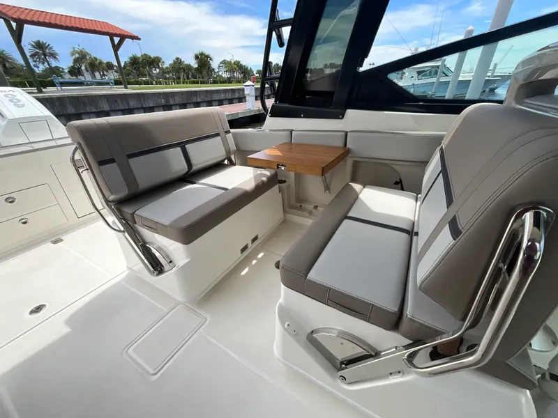 Slide: The Image of Boston Whaler 330 Vantage 2026 - 19