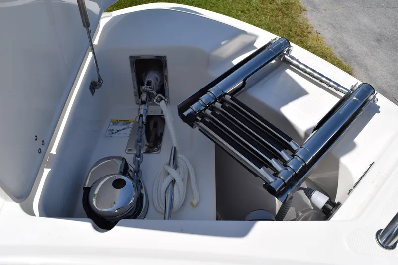 Slide: The Image of Boston Whaler 240 Vantage 2026 - 24