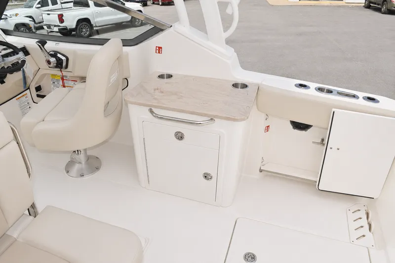 Slide: The Image of Boston Whaler 240 Vantage 2026 - 13