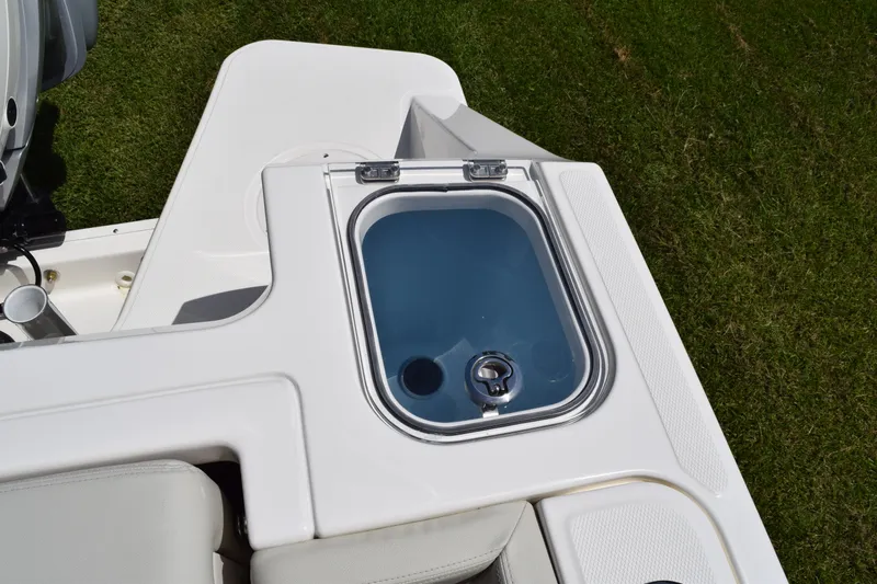 Slide: The Image of Boston Whaler 240 Vantage 2026 - 8