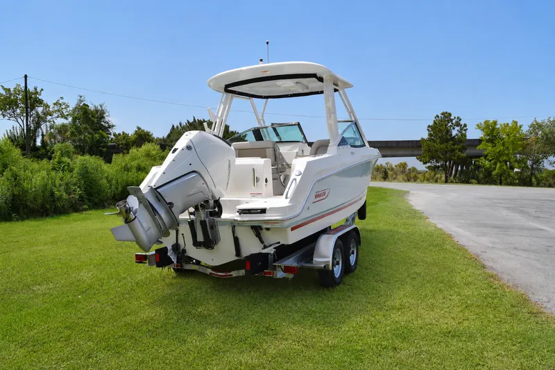 Slide: The Image of Boston Whaler 240 Vantage 2026 - 3