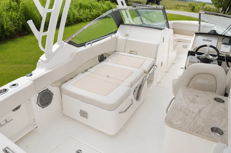 Slide: The Image of Boston Whaler 240 Vantage 2026 - 12
