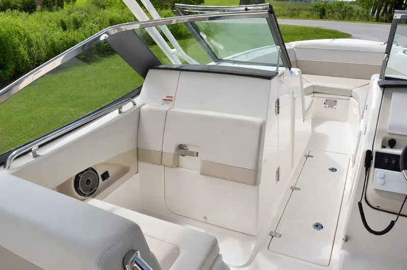 Slide: The Image of Boston Whaler 240 Vantage 2026 - 17