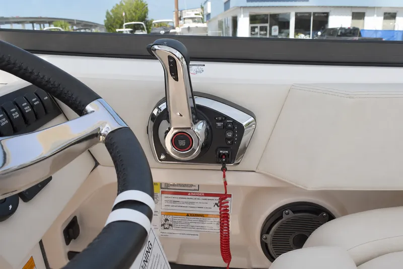 Slide: The Image of Boston Whaler 240 Vantage 2026 - 16