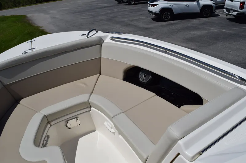 Slide: The Image of Boston Whaler 240 Vantage 2026 - 21
