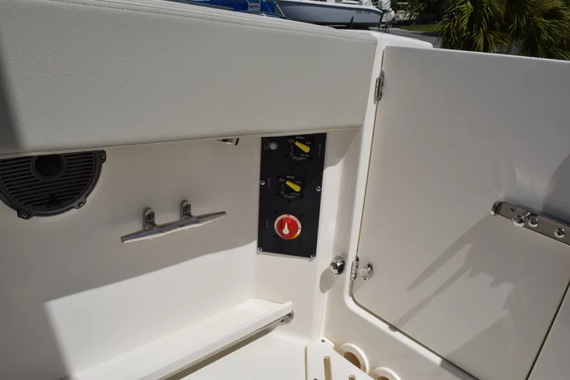 Slide: The Image of Boston Whaler 240 Vantage 2026 - 9