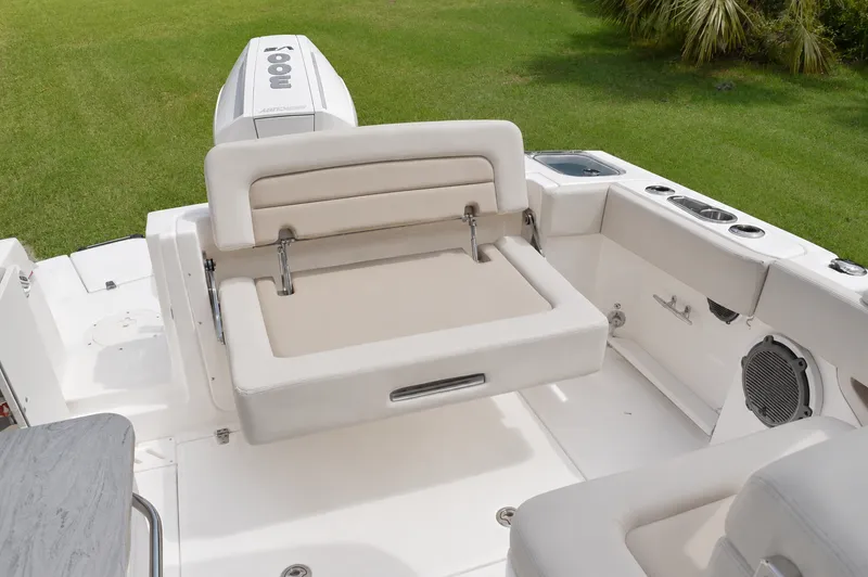 Slide: The Image of Boston Whaler 240 Vantage 2026 - 7