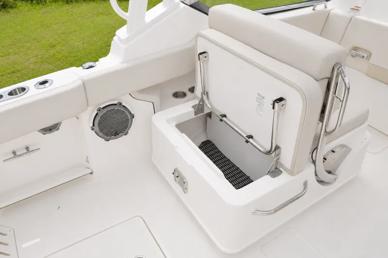 Slide: The Image of Boston Whaler 240 Vantage 2026 - 10