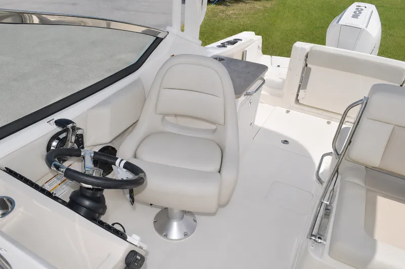 Slide: The Image of Boston Whaler 240 Vantage 2026 - 14