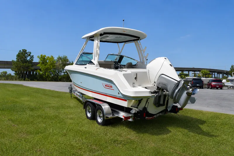 Slide: The Image of Boston Whaler 240 Vantage 2026 - 5