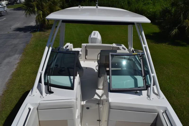 Slide: The Image of Boston Whaler 240 Vantage 2026 - 22