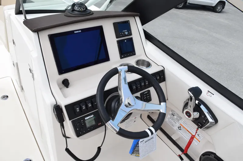 Slide: The Image of Boston Whaler 240 Vantage 2026 - 15