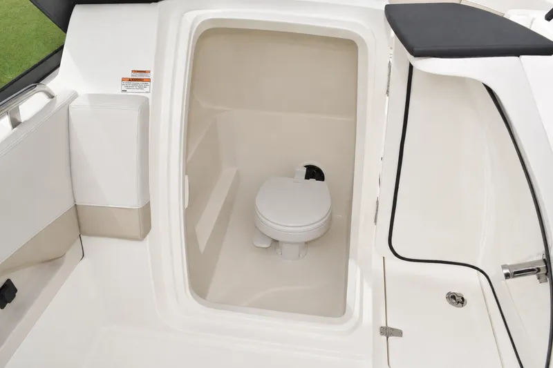 Slide: The Image of Boston Whaler 240 Vantage 2026 - 18
