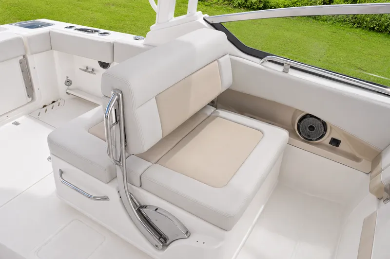 Slide: The Image of Boston Whaler 240 Vantage 2026 - 11