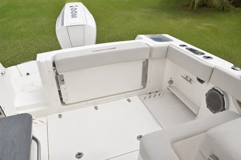 Slide: The Image of Boston Whaler 240 Vantage 2026 - 6