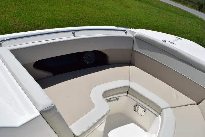 Slide: The Image of Boston Whaler 240 Vantage 2026 - 20