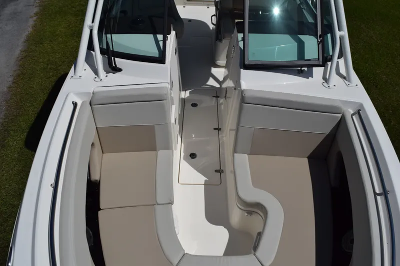Slide: The Image of Boston Whaler 240 Vantage 2026 - 23