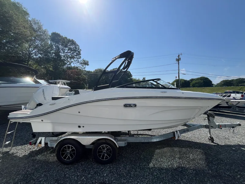 The Image of Sea Ray SPX 210 Outboard 2026 - 0