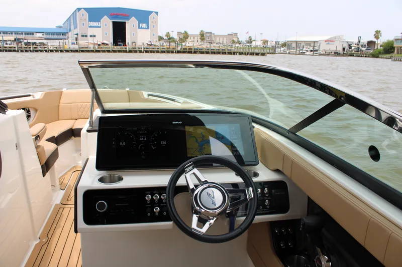 Slide: The Image of Sea Ray SLX 280 2020 - 32