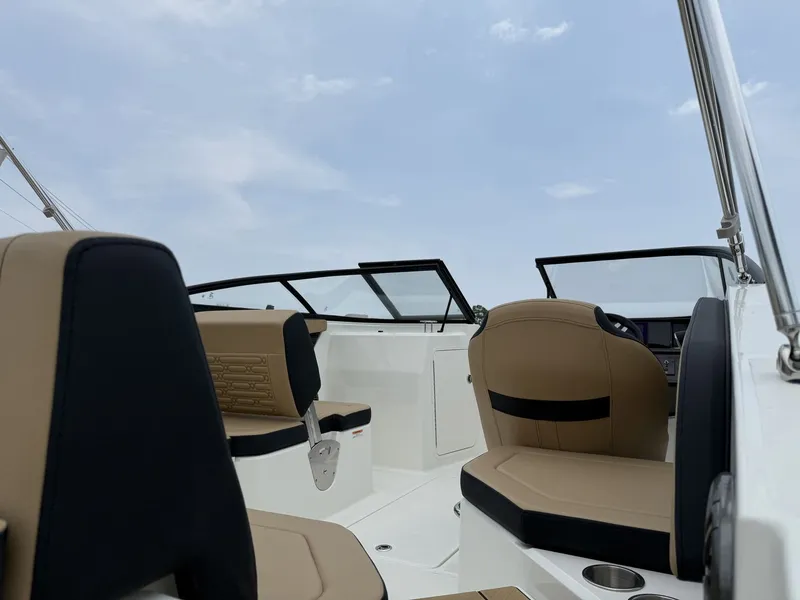 Slide: The Image of Sea Ray SPX 210 Outboard 2026 - 10