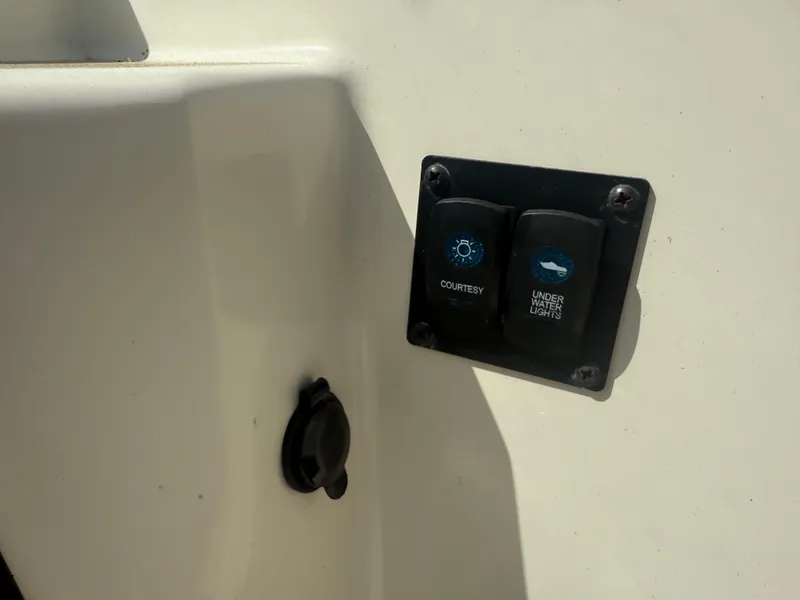 Slide: The Image of Switch panel on 2018 Stingray 191 boat for courtesy and underwater lights. - 23