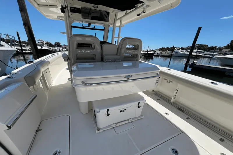Slide: The Image of Boston Whaler 330 OUTRAGE 2022 - 10