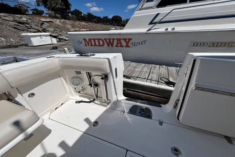 Slide: The Image of Boston Whaler 330 OUTRAGE 2022 - 11