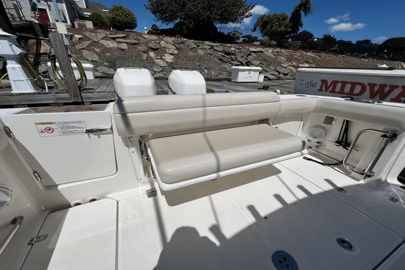 Slide: The Image of Boston Whaler 330 OUTRAGE 2022 - 12