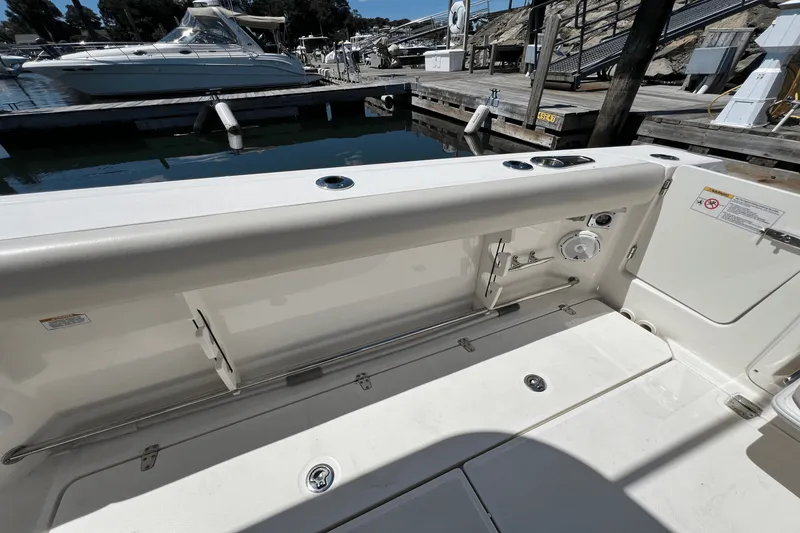 Slide: The Image of Boston Whaler 330 OUTRAGE 2022 - 13
