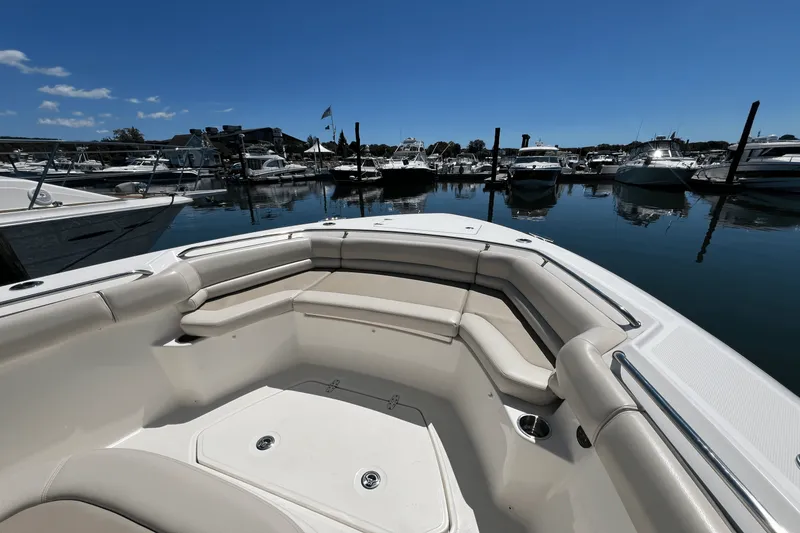 Slide: The Image of Boston Whaler 330 OUTRAGE 2022 - 15