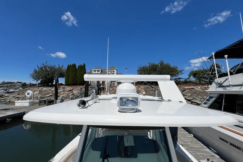 Slide: The Image of Boston Whaler 330 OUTRAGE 2022 - 17