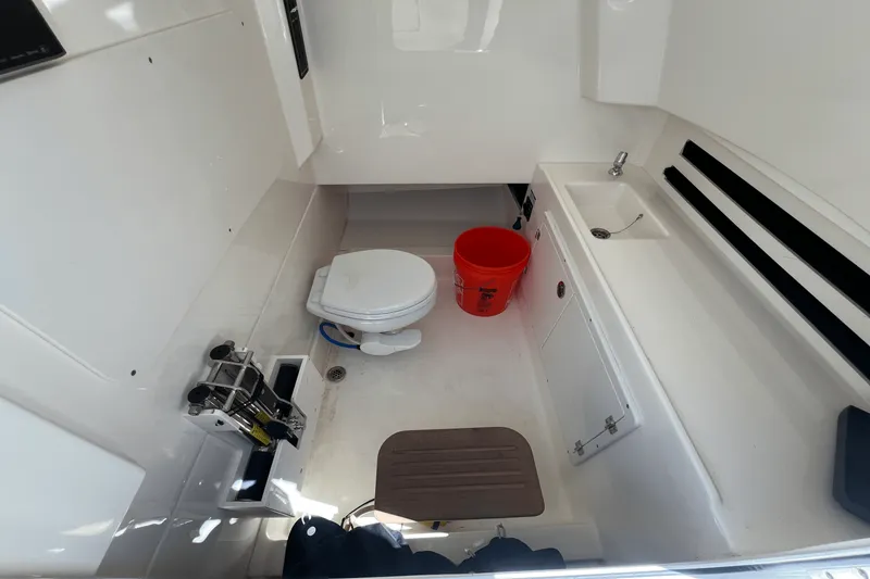 Slide: The Image of Boston Whaler 330 OUTRAGE 2022 - 18