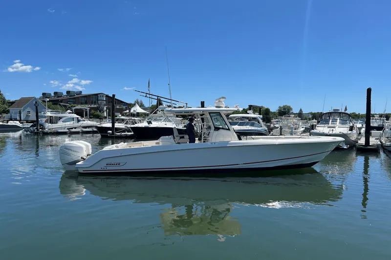 Slide: The Image of Boston Whaler 330 OUTRAGE 2022 - 19