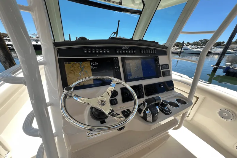 Slide: The Image of Boston Whaler 330 OUTRAGE 2022 - 6