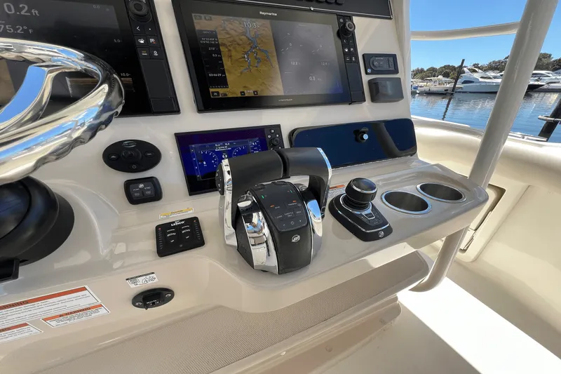 Slide: The Image of Boston Whaler 330 OUTRAGE 2022 - 7