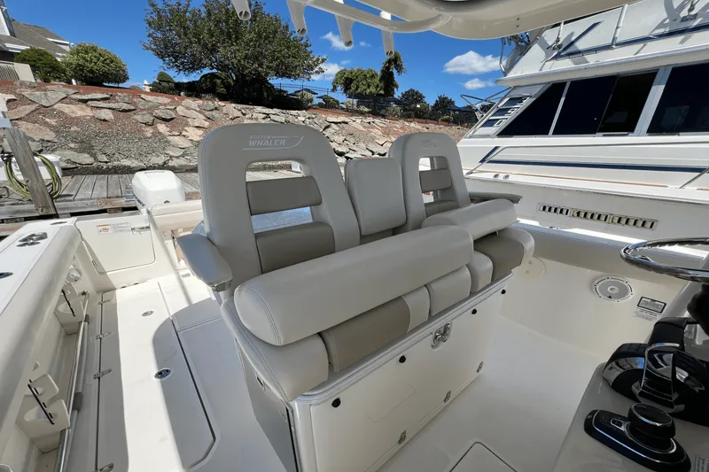 Slide: The Image of Boston Whaler 330 OUTRAGE 2022 - 8