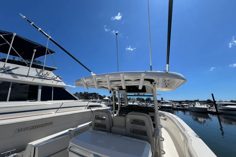 Slide: The Image of Boston Whaler 330 OUTRAGE 2022 - 9