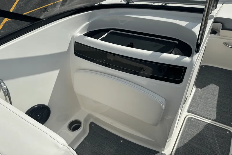 Slide: The Image of Bayliner VR4 OB 2023 - 9