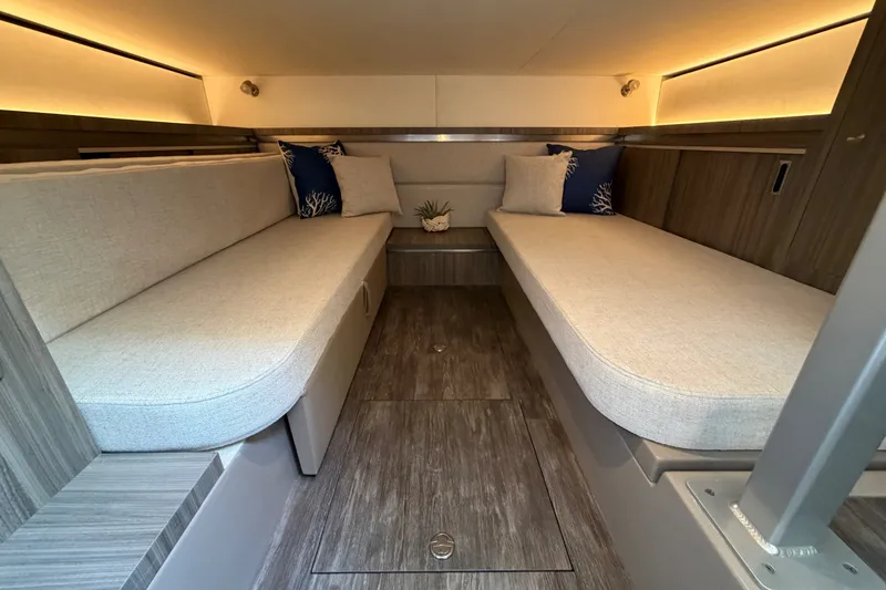 Slide: The Image of Sea Ray Sundancer 320 Coupe Outboard 2025 - 21